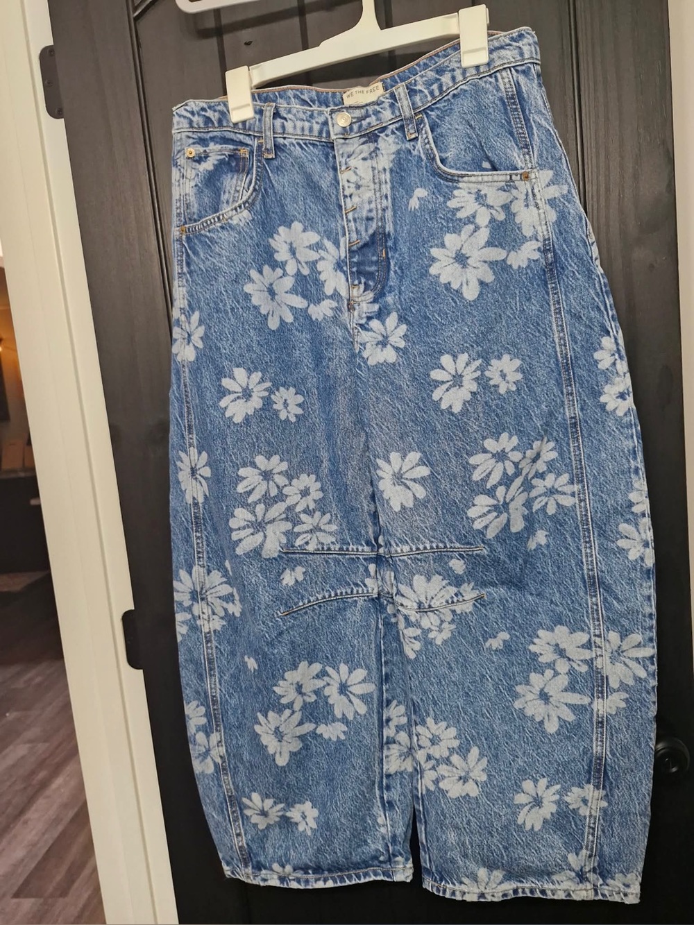 Free people WE THE FREE flower barrel jeans size 30